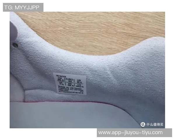 足球明星们常穿的跑鞋品牌及选择标准揭秘